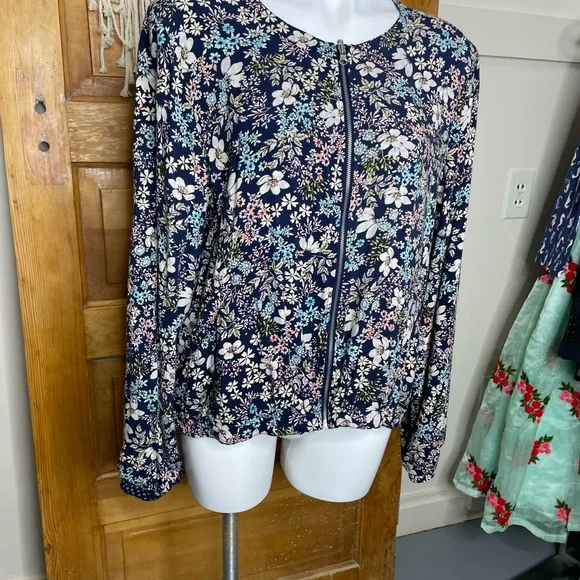 Fever Blue Floral Long Sleeves Zip Up Gathered Hem Relaxed Lightweight Jacket - Picture 6 of 14